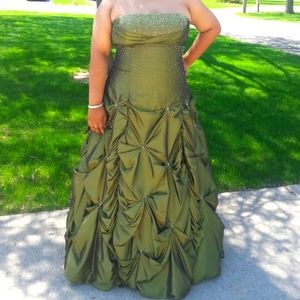 Flirt by Maggie Sottero Size 20, Green, Used, in Great Shape, Strapless, Corset